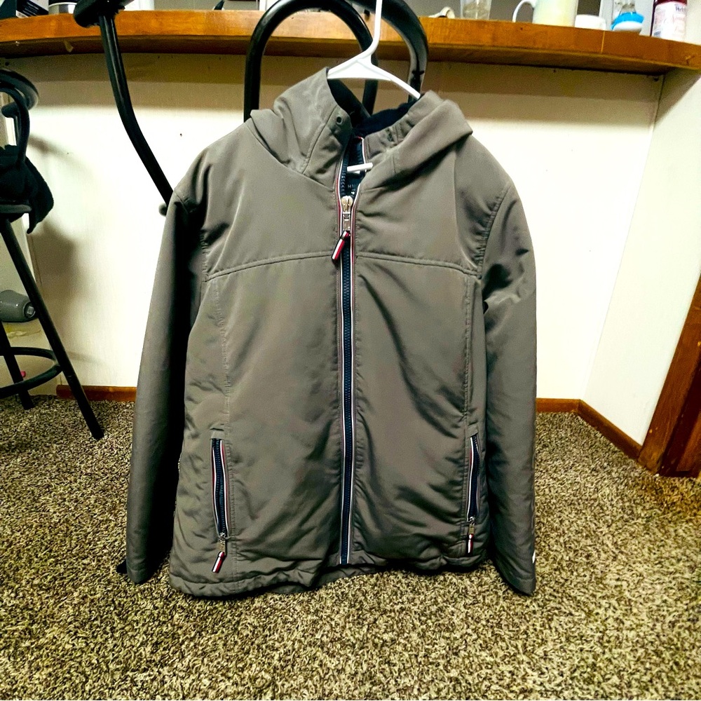 I am selling this jacket it’s a women’s XL grey Only wore it couple times.